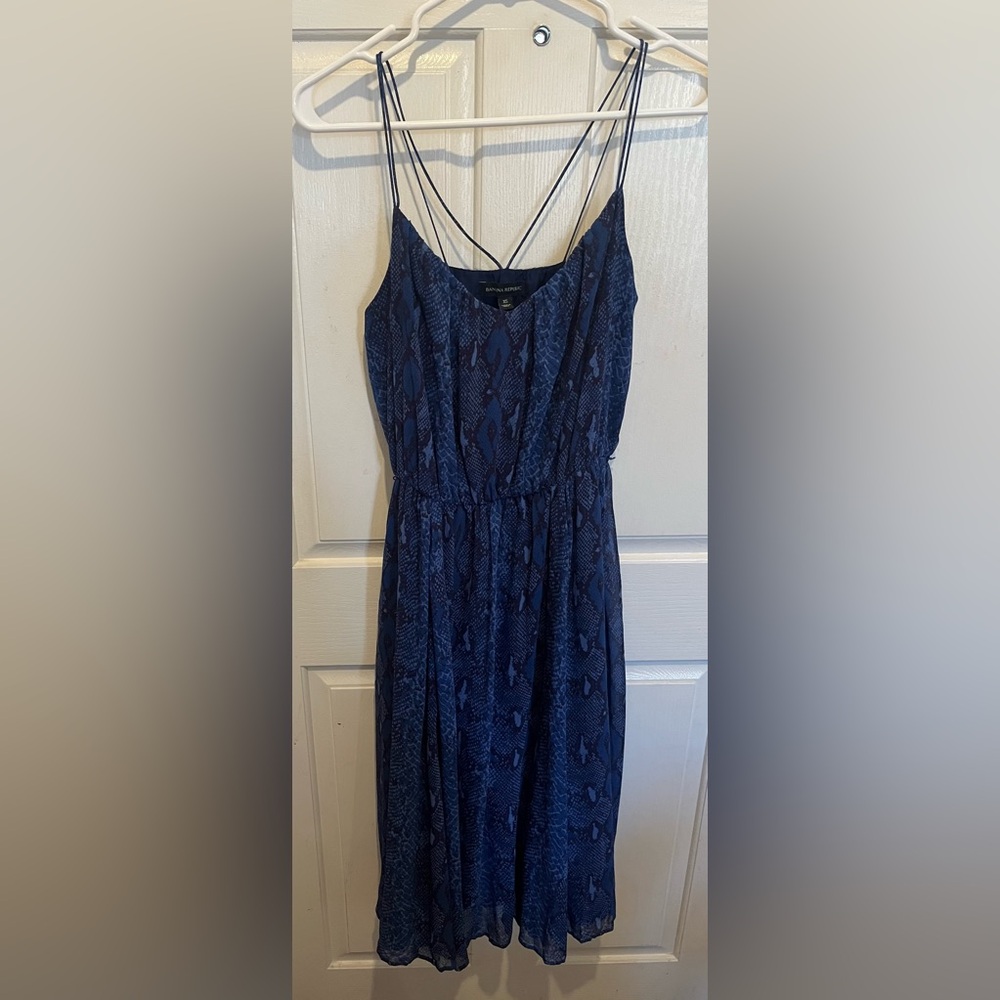 Banana republic blue dress lined XS fit and flare strappy cross back snake print